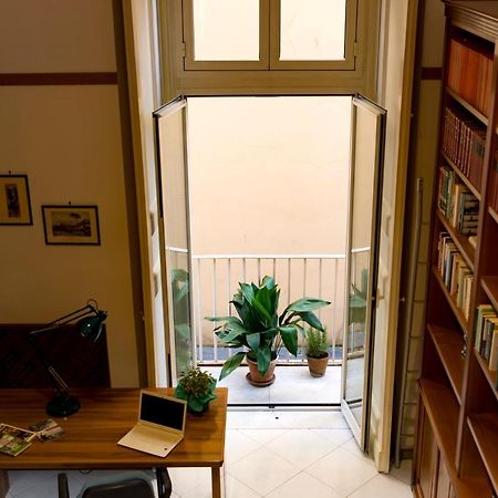 Charming Apartment Napoli Bagian luar foto