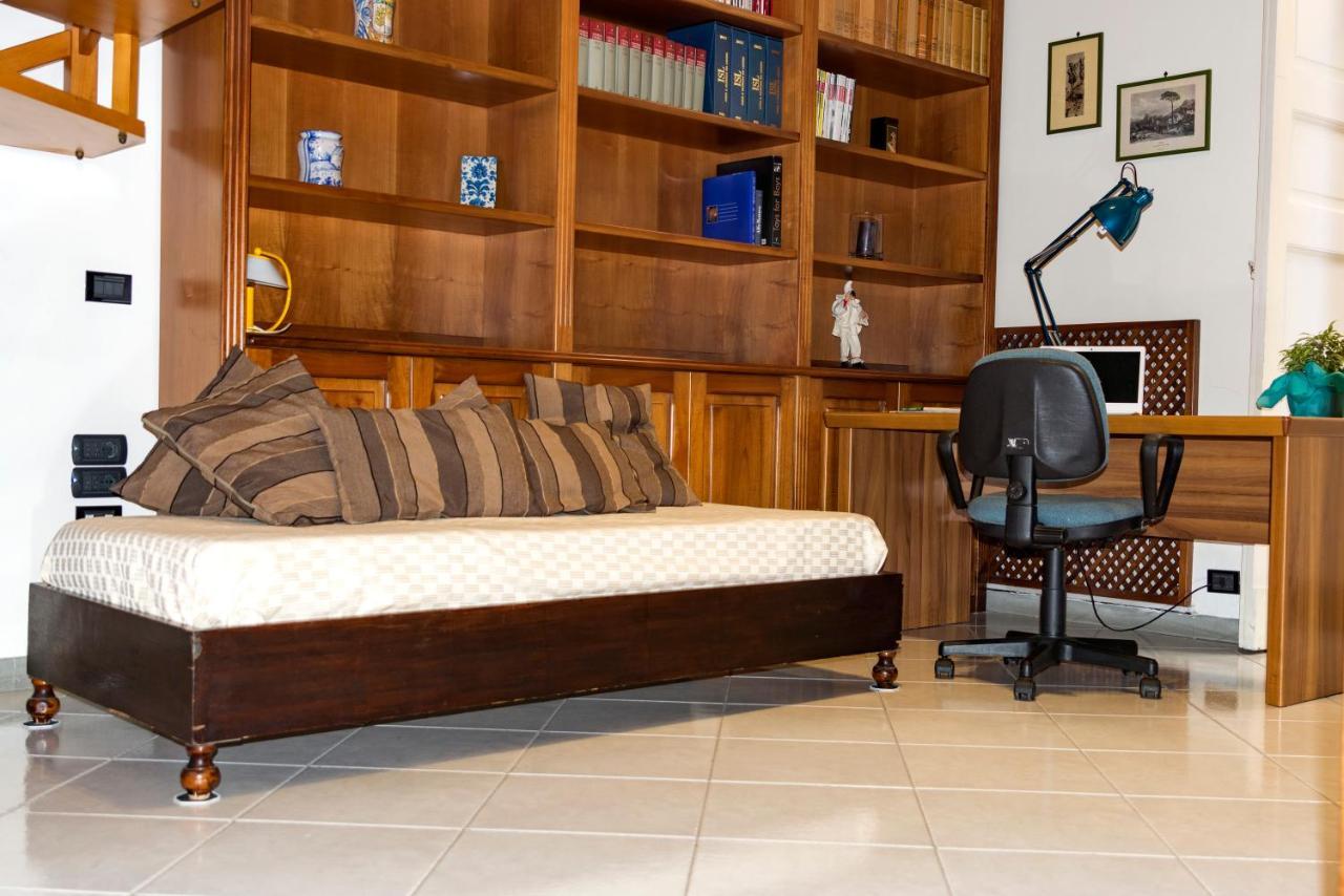 Charming Apartment Napoli Bagian luar foto