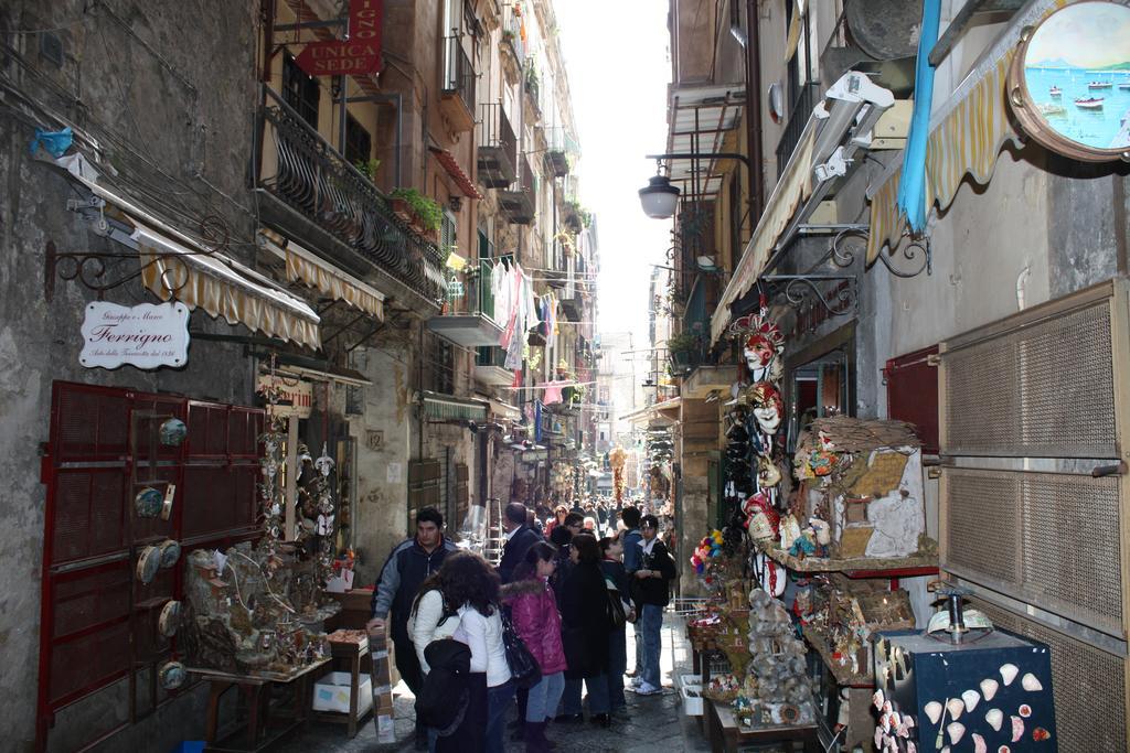 Charming Apartment Napoli Bagian luar foto