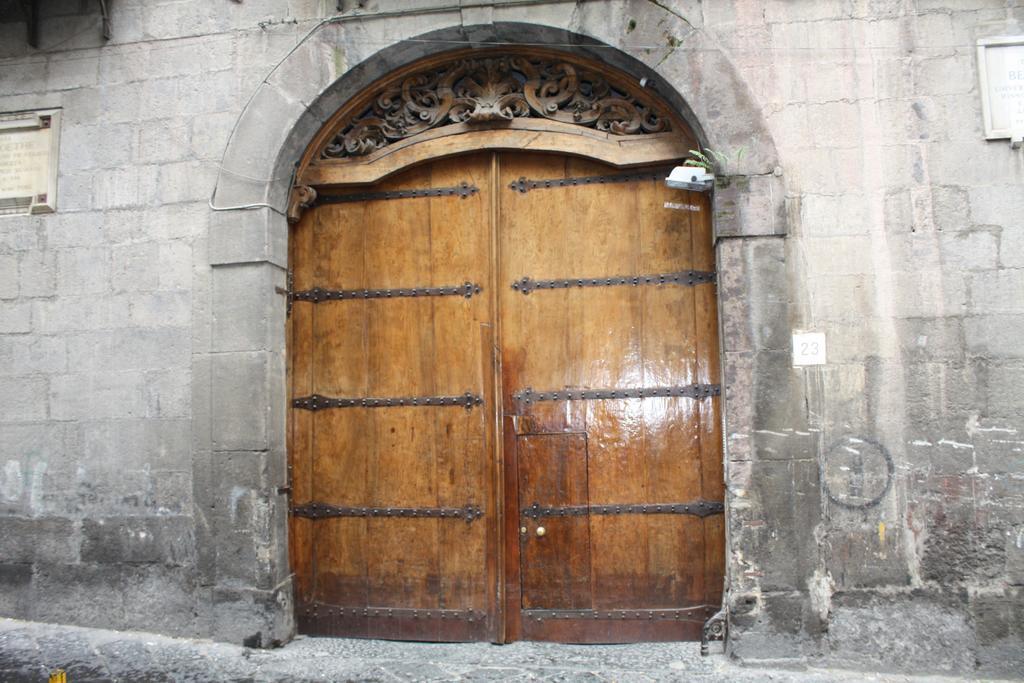 Charming Apartment Napoli Bagian luar foto